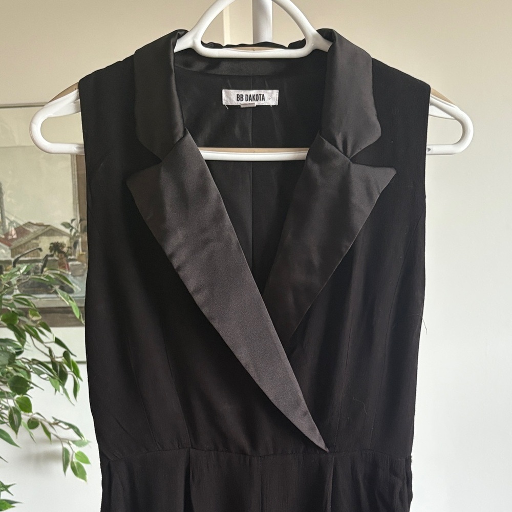 BB Dakota Black sleeveless Tuxedo Top Jumper